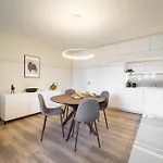 On The Square Flat - Center By House And People شقة