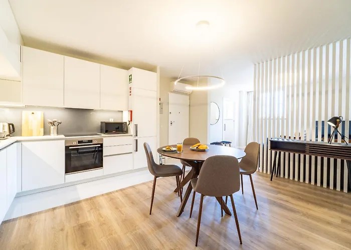 On The Square Flat - Center By House And People