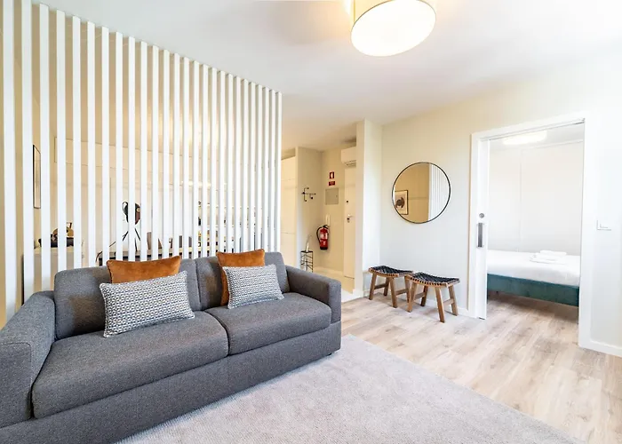 On The Square Flat - Center By House And People