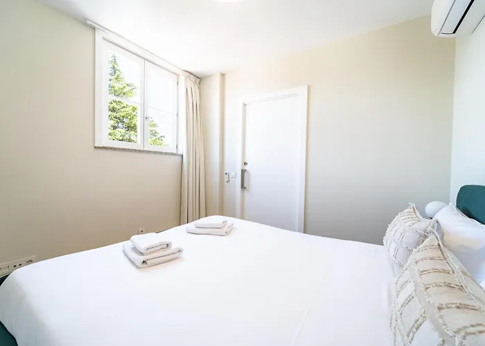 On The Square Flat - Center By House And People *