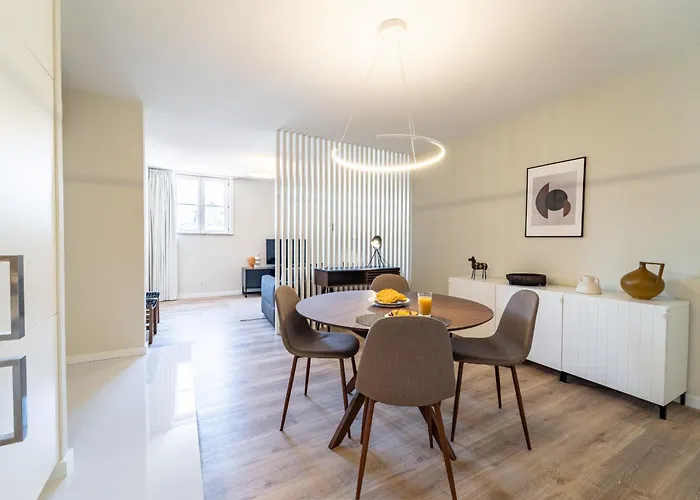 On The Square Flat - Center By House And People