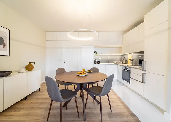 On The Square Flat - Center By House And People *